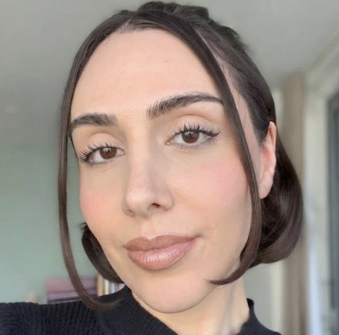 Close-up portrait with natural lip definition holding through the day