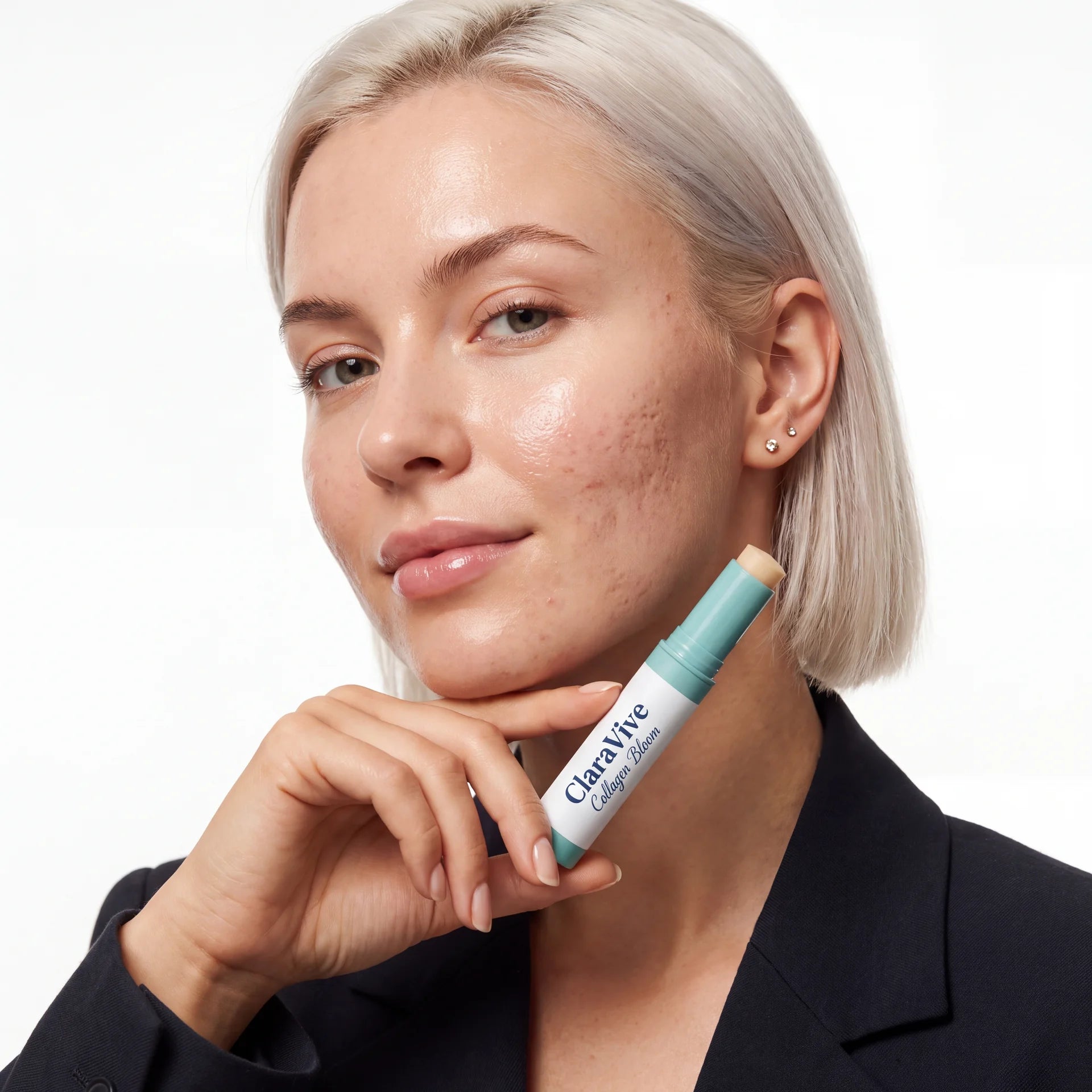 Frau mit ClaraVive Collagen Bloom Stick