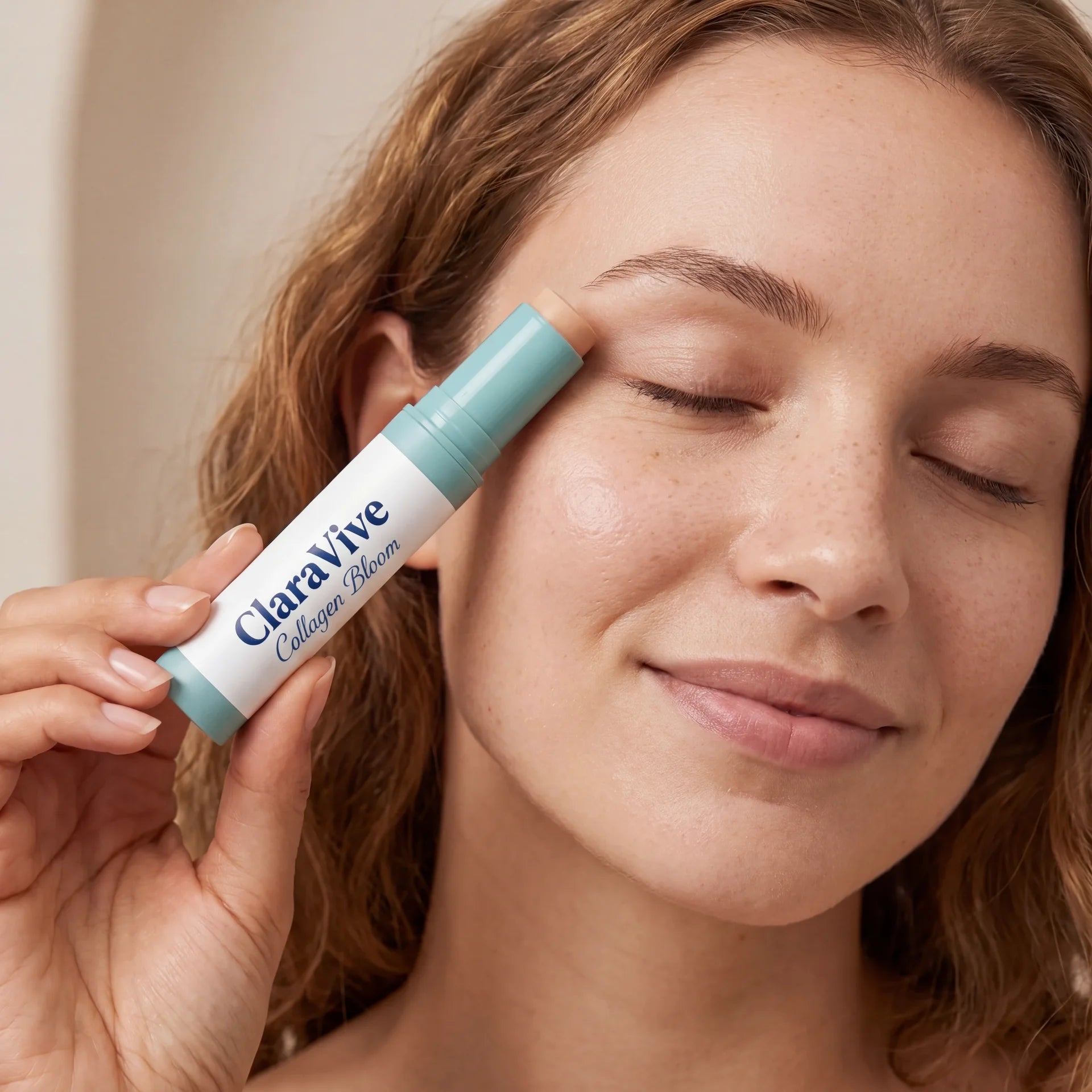 ClaraVive Collagen Bloom wird auf die Haut aufgetragen